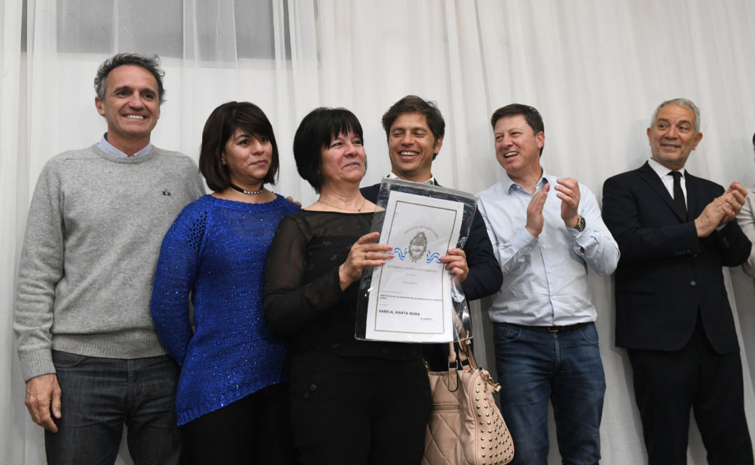 Kicillof estuvo en Médanos y entregó 63 escrituras a vecinos de la localidad