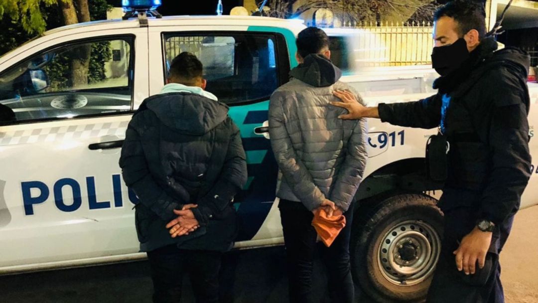 Detuvieron a dos delincuentes que pretendían abrir autos estacionados