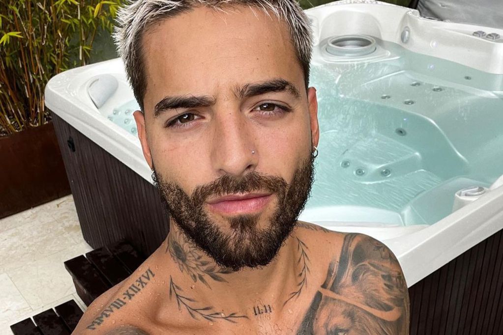 Maluma anunció un show en Argentina con un mate y una camiseta firmada por Maradona