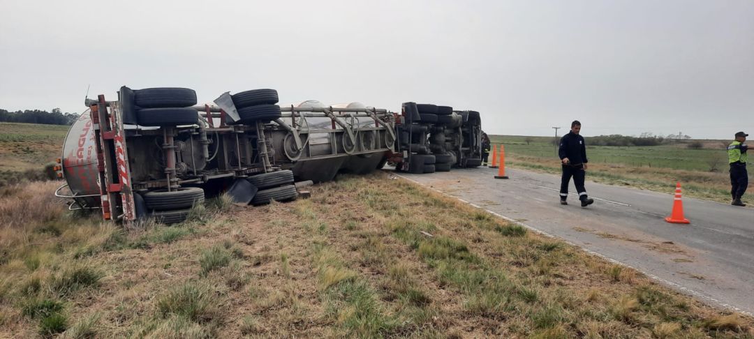 Continúa interrumpido el tránsito en la ruta 51 por el vuelco de un camión