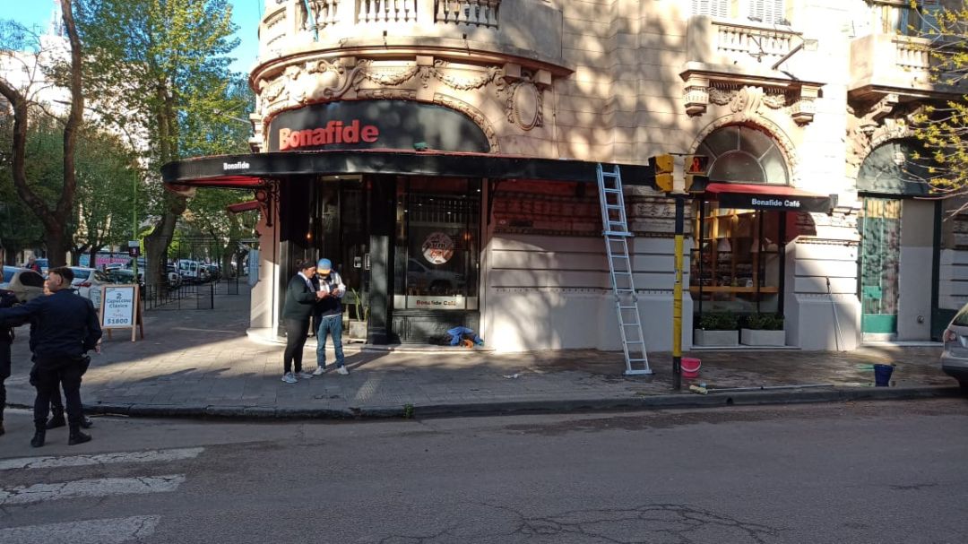 Un hombre cayó desde el toldo de una cafetería en el centro de la ciudad