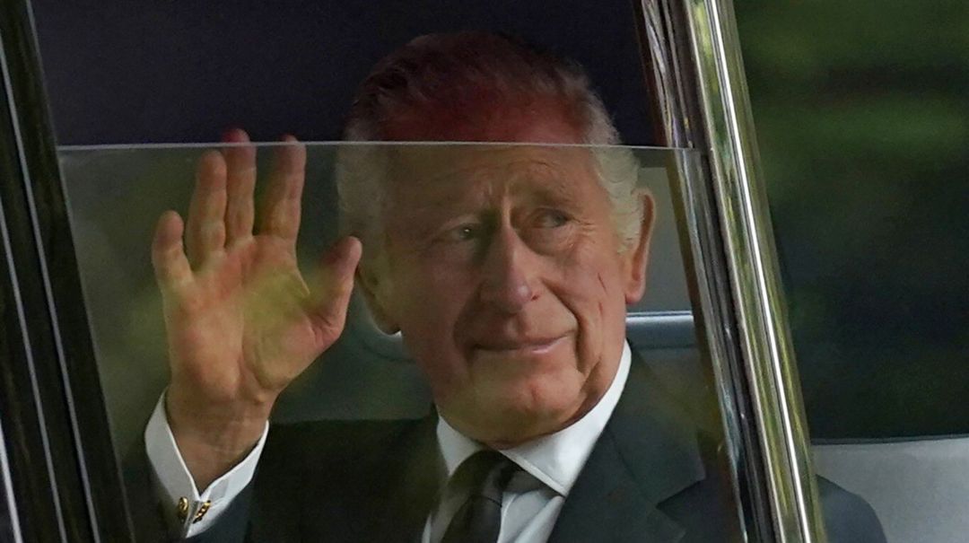 Polémica en la corona: el rey Carlos III despidió a más de 100 empleados, según medios británicos