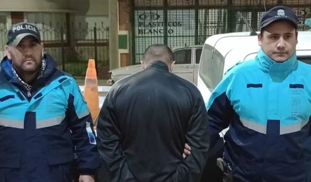 Balearon su casa, llamó a la policía pero él mismo quedó detenido