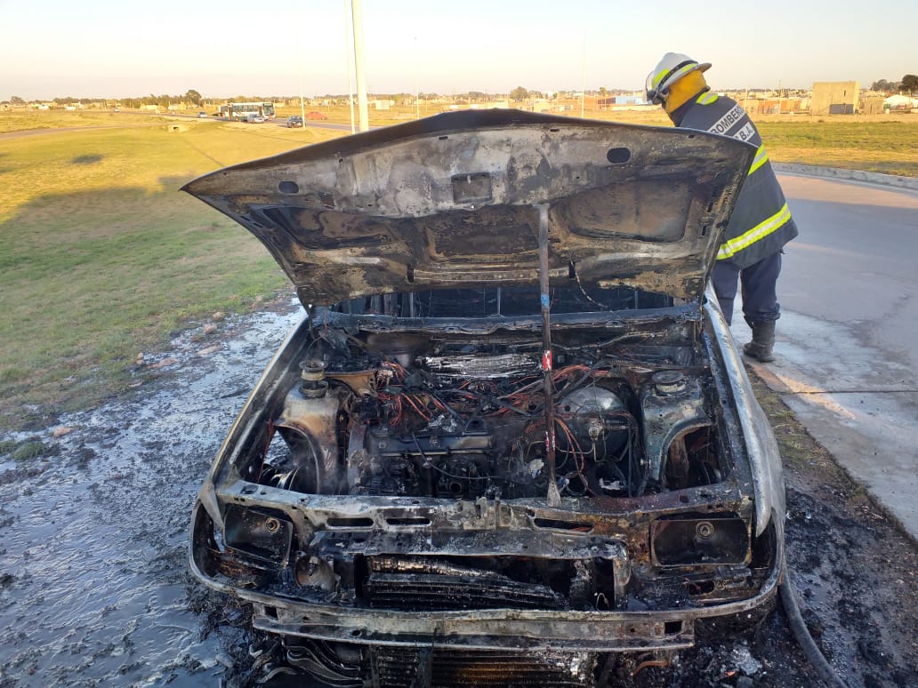 Un auto quedó destruido tras un incendio en la ruta 51
