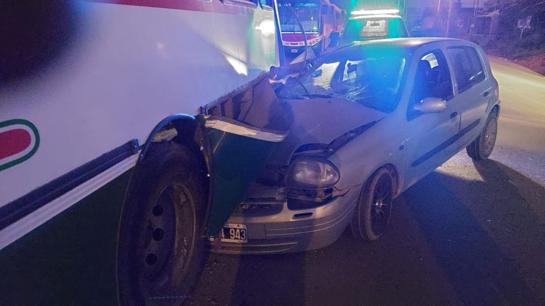 Manejaba alcoholizado y chocó contra un colectivo