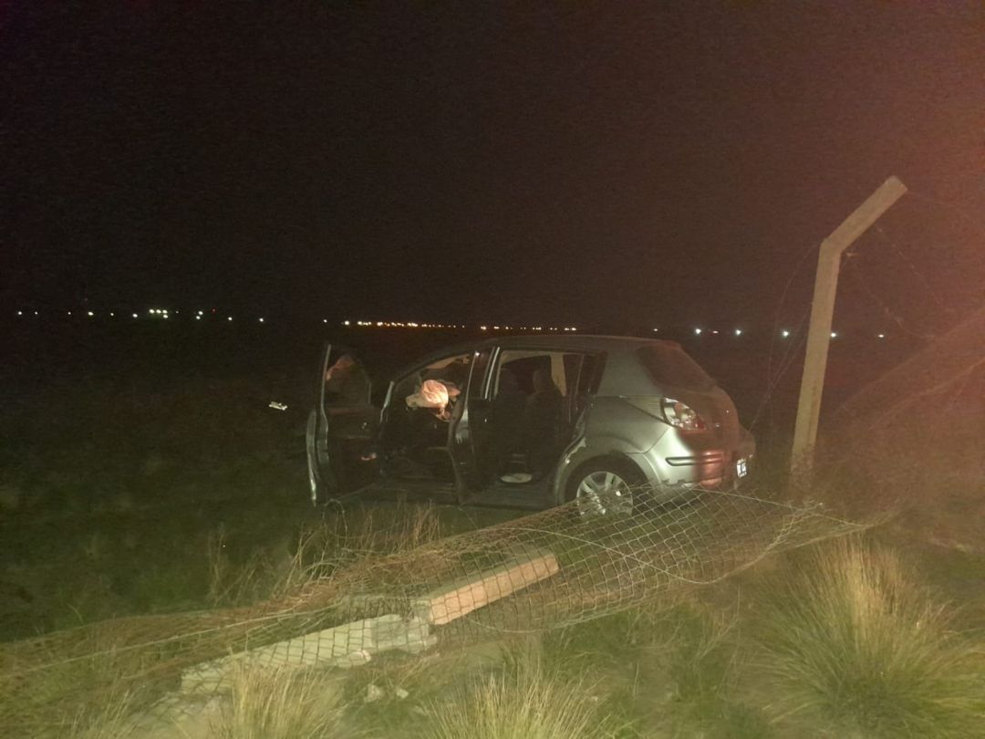 Perdió el control de su camioneta y terminó volcando en la Base Espora