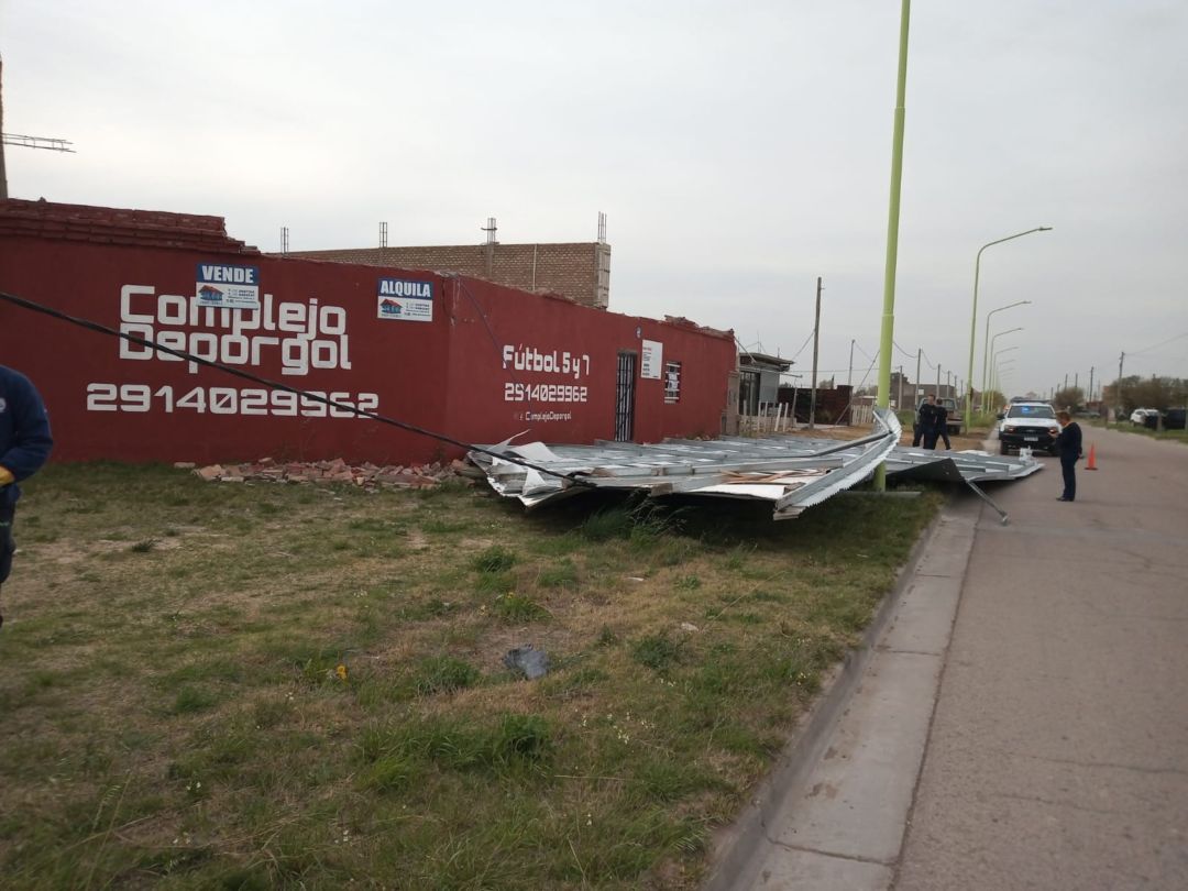 Se voló el techo de una cancha de fútbol 5