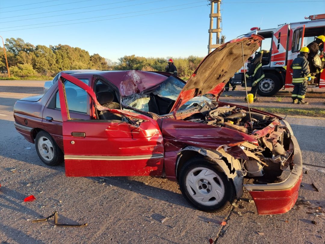 Fuerte choque entre un auto y un camión