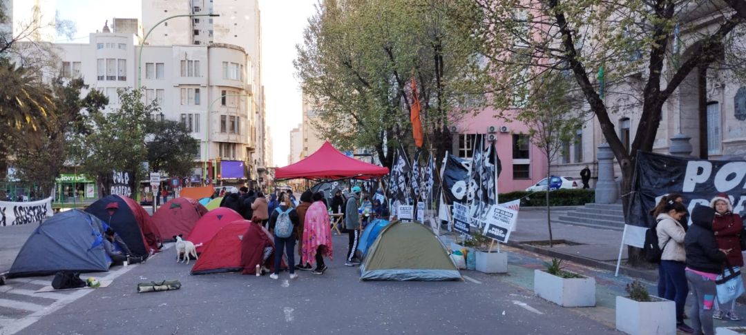 Continúa el acampe piquetero frente a la municipalidad