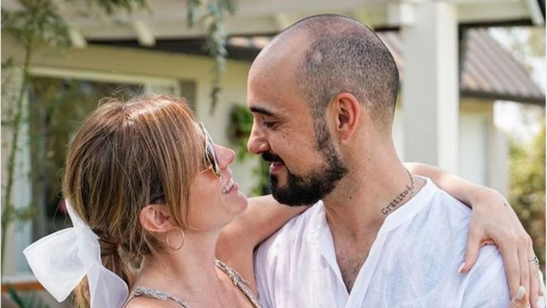 Abel Pintos y Mora Calabrese intercambiaron románticos posteos por su primer aniversario de casados: “Gracias por la felicidad”