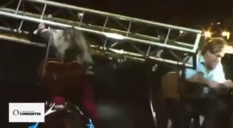 Dramático show en Corrientes: una pantalla gigante se desplomó y cayó sobre la cantante