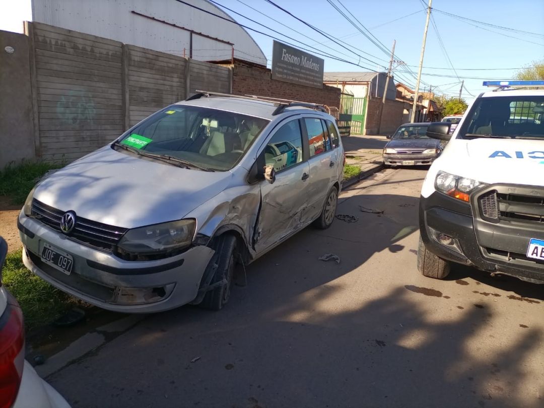 Un camionero alcoholizado chocó contra un auto estacionado