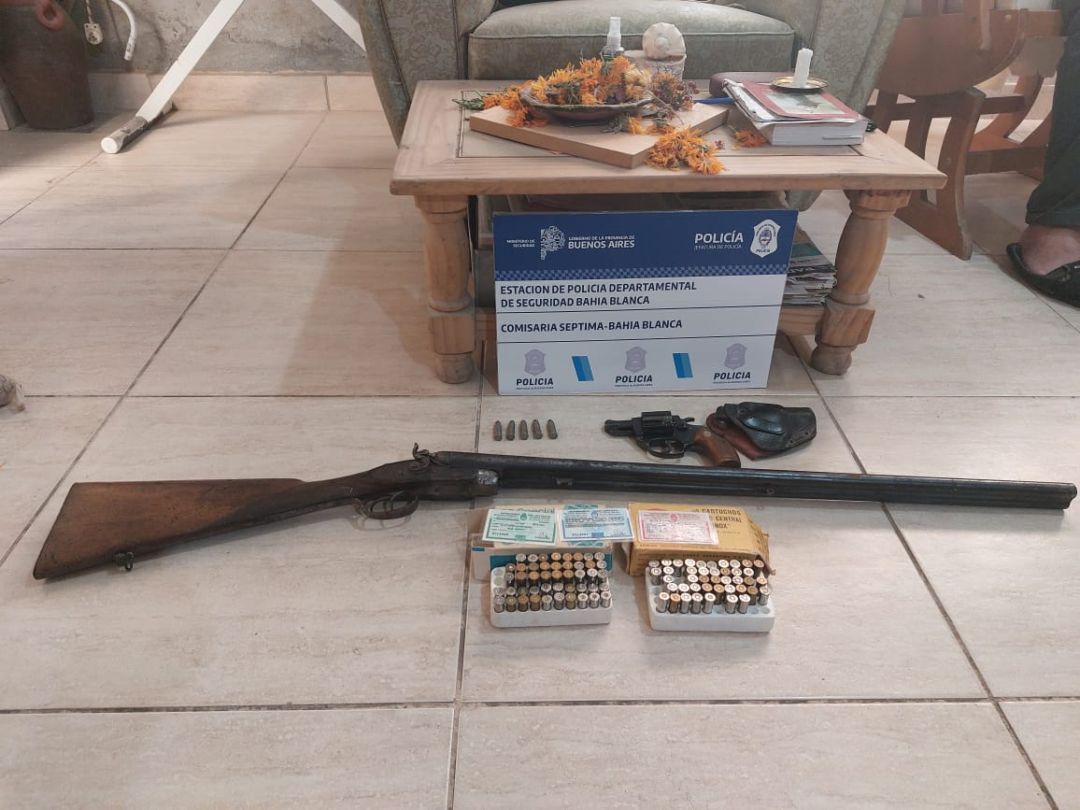 Un hombre de 83 años amenazó a su vecina, le allanaron la casa y encontraron un arsenal