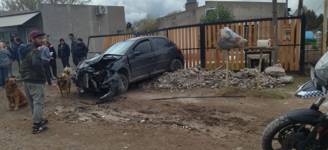 Destruyó el auto y el frente de una casa y se fue