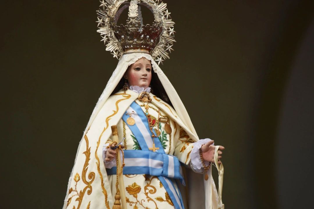 Una imagen de la virgen se cayó antes de iniciar una procesión en Santa Fe y se hizo pedazos