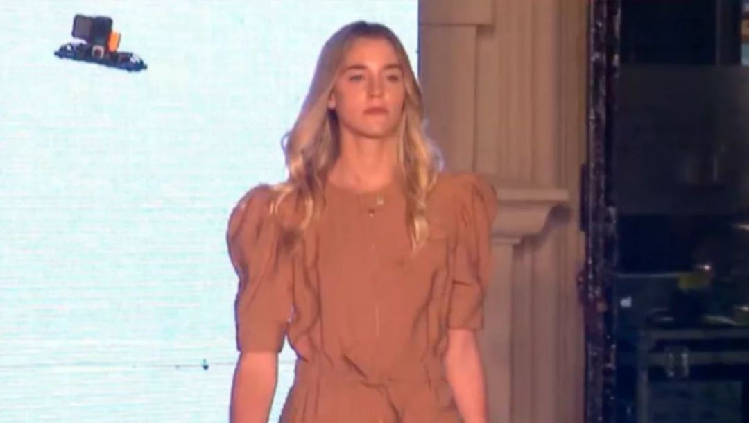 Córdoba: a una modelo se le enredó un dron en el pelo durante un desfile