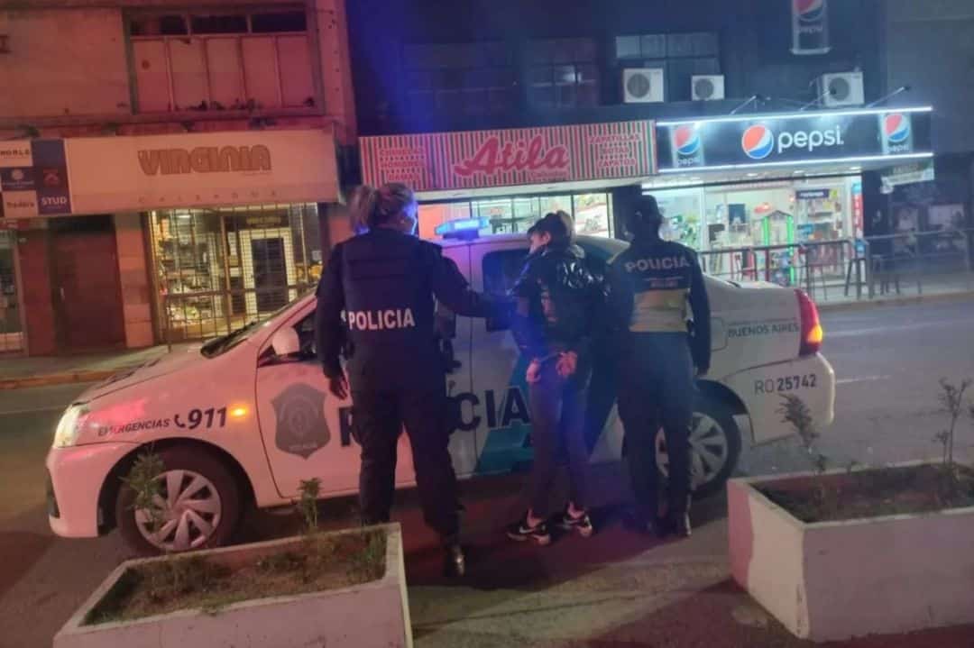 Una mujer fue detenida por intentar robar prendas de un comercio