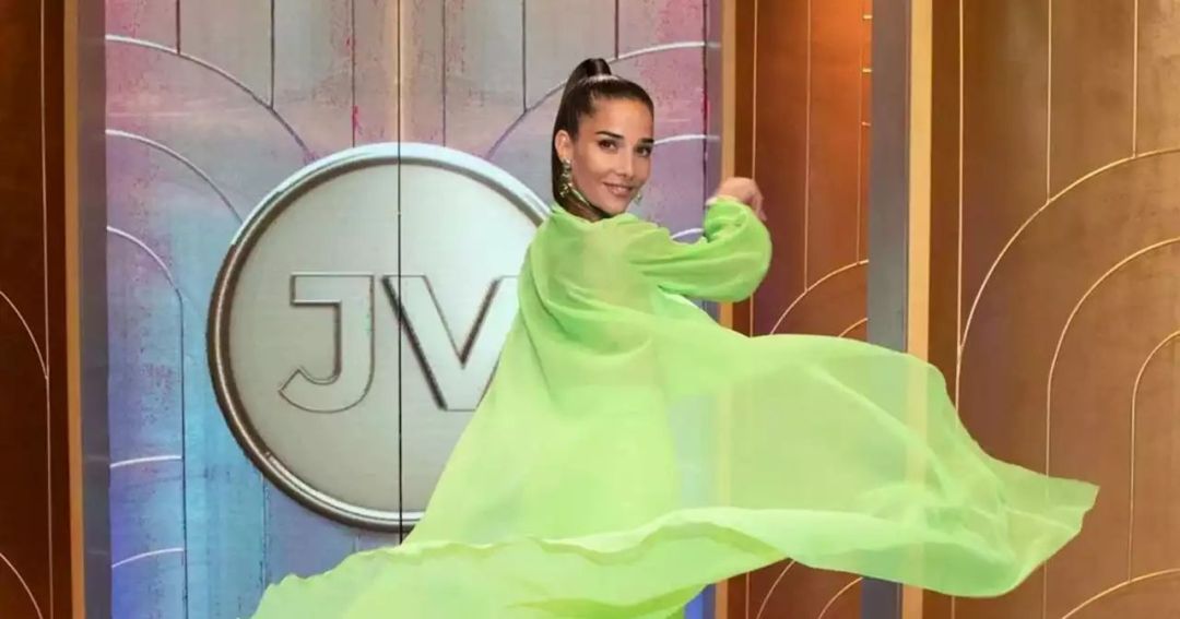 Juana Viale abrió su programa con un look verde lima y nuevo tema musical