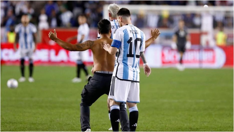 El hincha que saltó al campo de juego y le pidió la firma a Messi mostró cómo le quedó la espalda