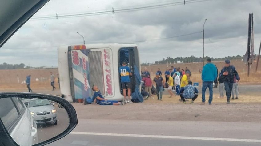 Volcó un micro con hinchas de Boca en Mendoza: murió una mujer y hay al menos diez heridos