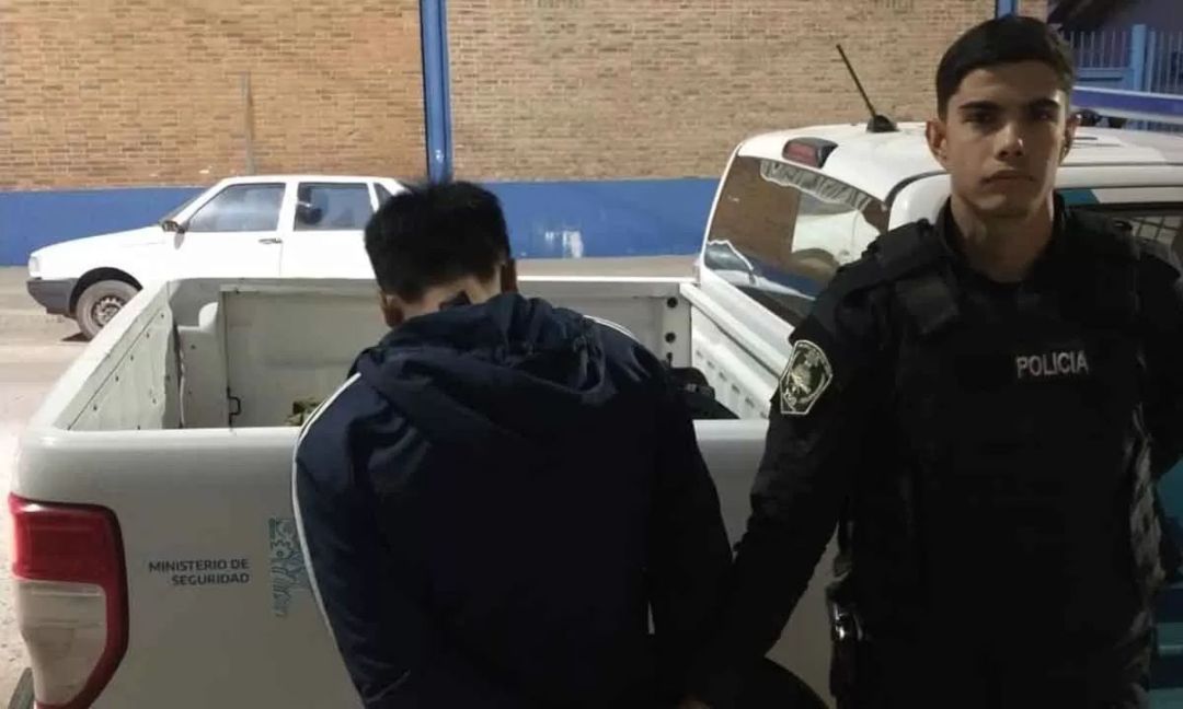Vendía droga y circulaba armado: lo detuvieron cuando iba en moto junto a un menor de edad