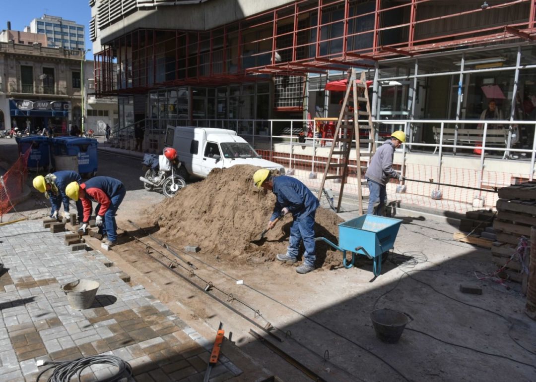 El intendente recorrió la obra de peatonalización en el sector del Mercado Municipal