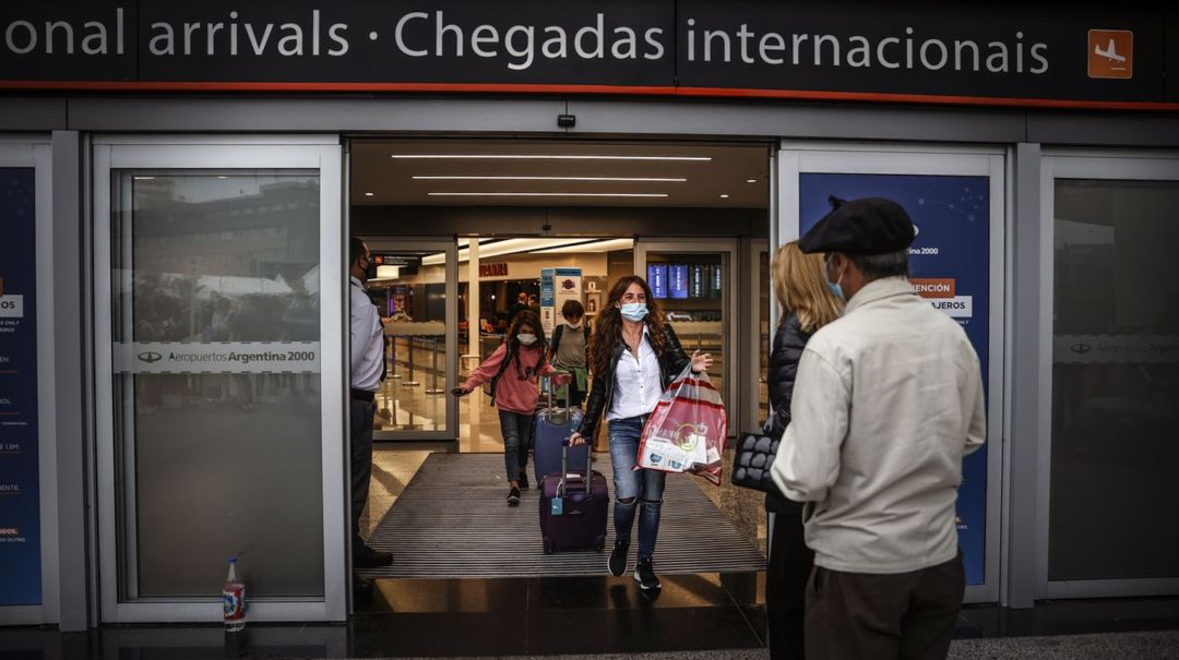 Menos ventas y más viajes dentro del país: el impacto de los cambios en el dólar tarjeta dentro del sector