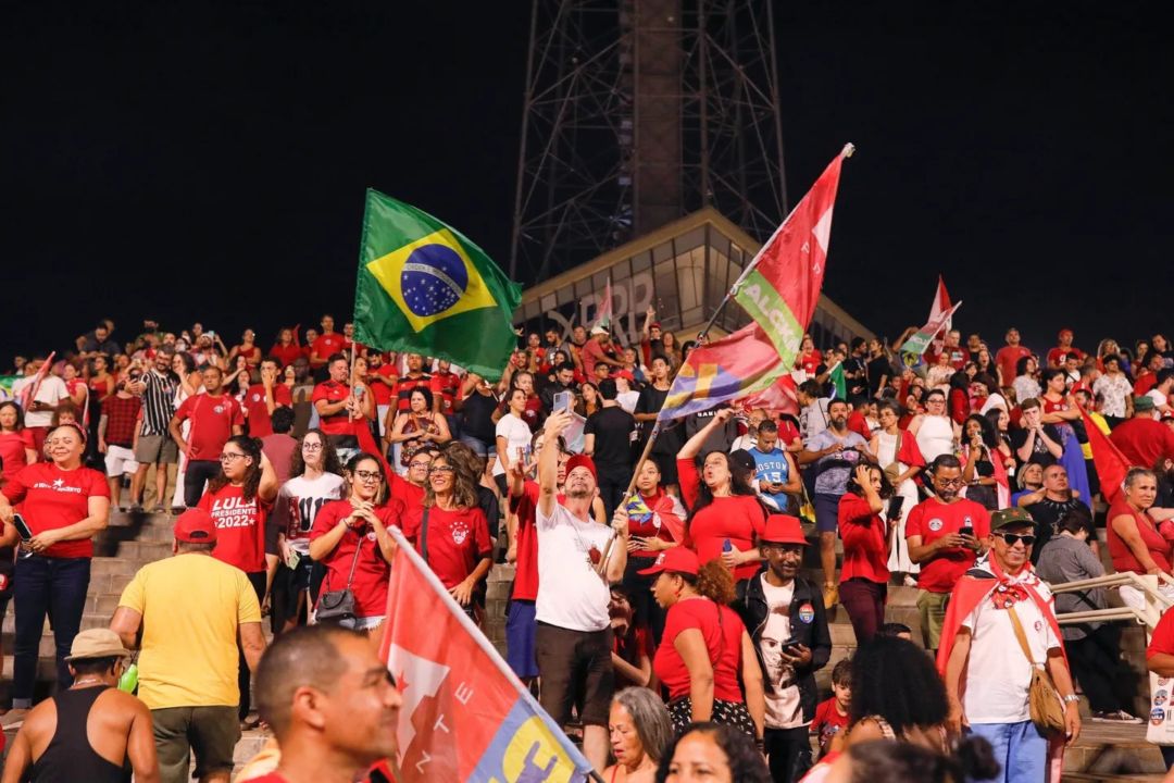 De la cautela a la euforia: las calles en Brasil se tiñeron de rojo para festejar el triunfo de Lula da Silva
