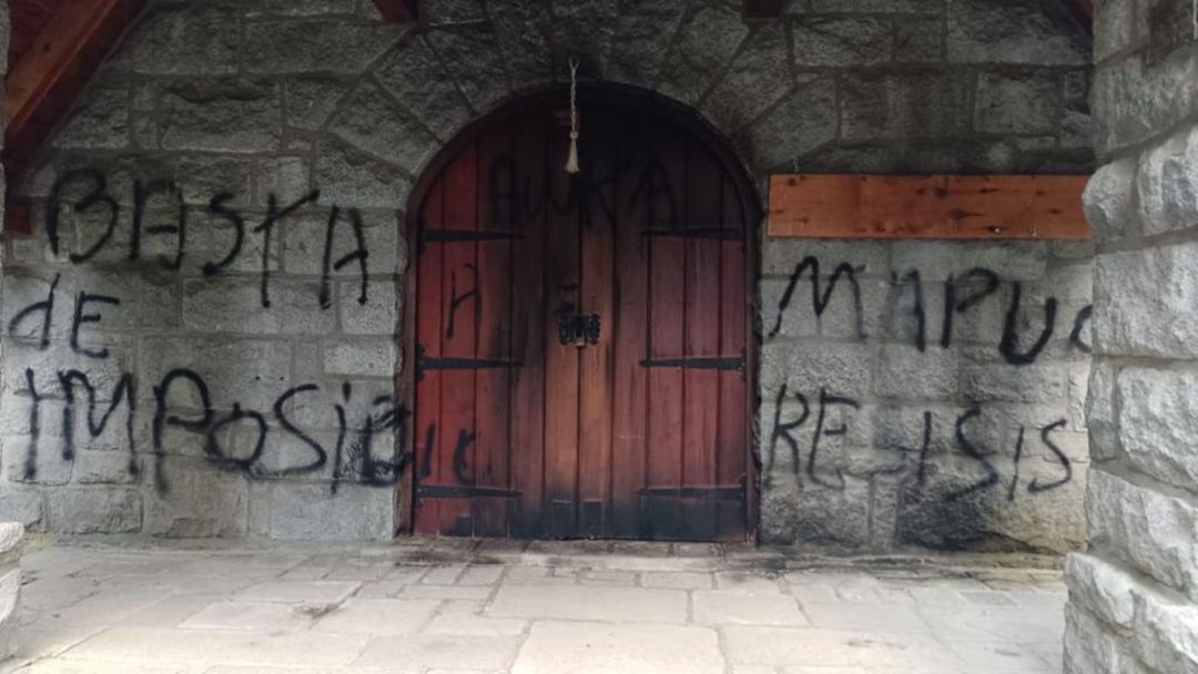 Nuevo ataque: mapuches intentaron incendiar una capilla en Villa La Angostura tras el desalojo en Villa Mascardi