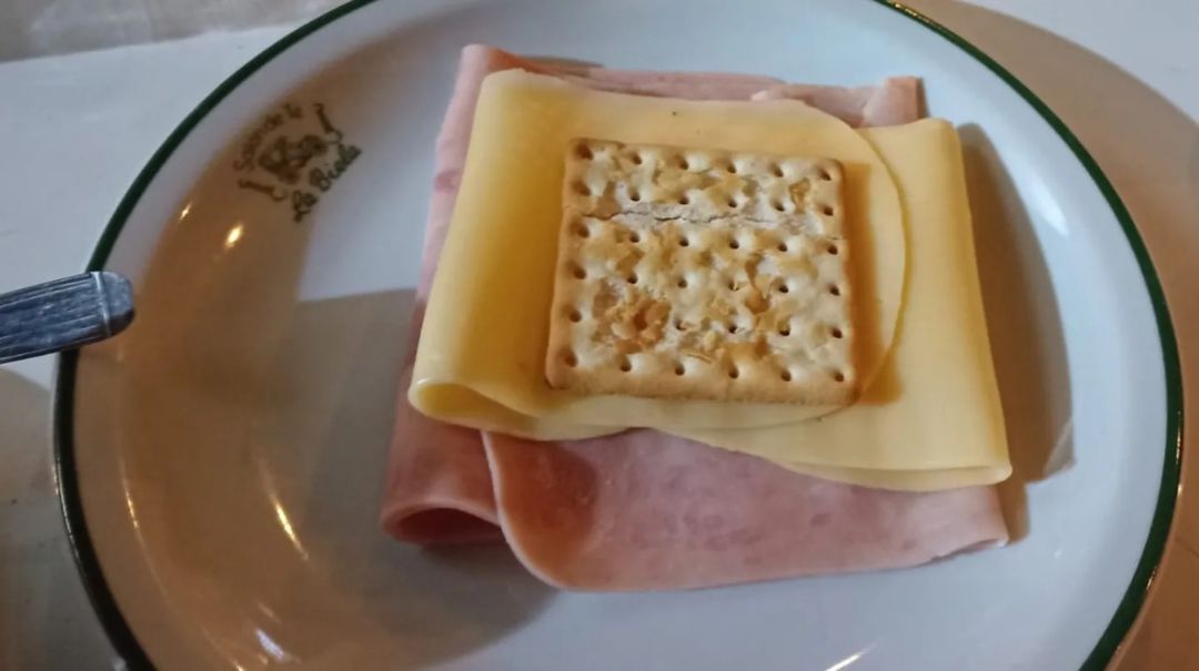 Se indignó por el precio que le cobraron una galletita con jamón y queso en un conocido bar de Recoleta