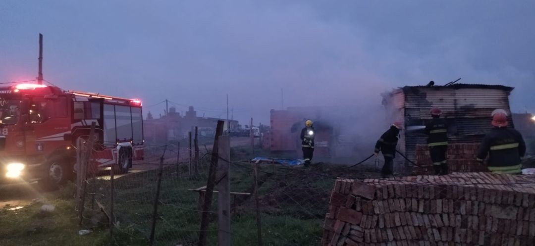 Una joven perdió todo en el incendio de su precaria vivienda