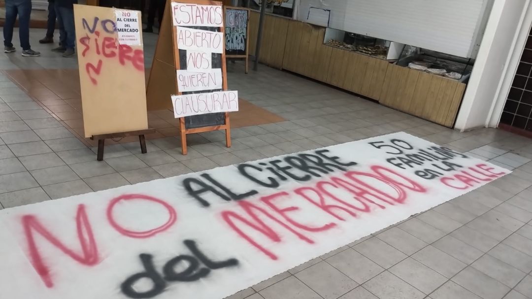 Varios comerciantes se quedaron en el Mercado Municipal y se resisten al cierre del lugar