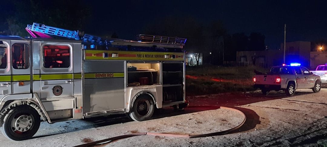 Internaron a un hombre por inhalación de humo tras el incendio de su casa