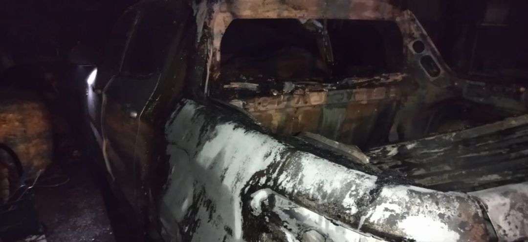 Se incendió una camioneta y debieron atender a los vecinos por inhalación de humo