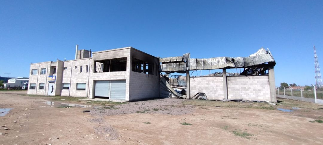 Voraz incendio en una fábrica de colchones: “Estamos todos codo a codo trabajando para poder reactivar esto”