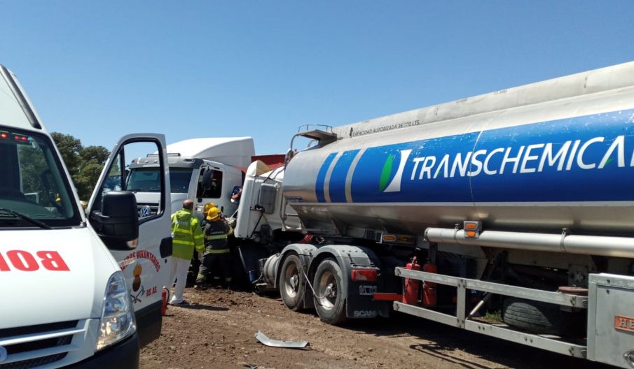 Camión cisterna embistió dos camiones parados en la ruta