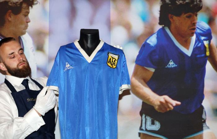 Una camiseta legendaria de Maradona exhibida en Qatar durante la Copa del Mundo 2022