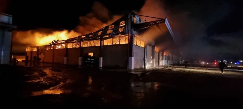 Un incendio arrasó con el depósito de una fábrica de colchones