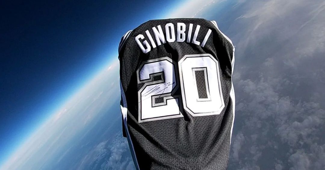 Espectacular homenaje a Manu Ginóbili: ¡La NBA envió su camiseta firmada al espacio!