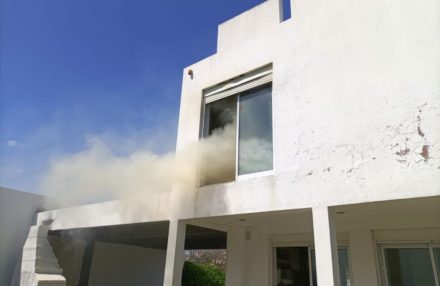 Una mujer sufrió heridas y quemaduras tras el incendio de su casa en Matheu al 3500