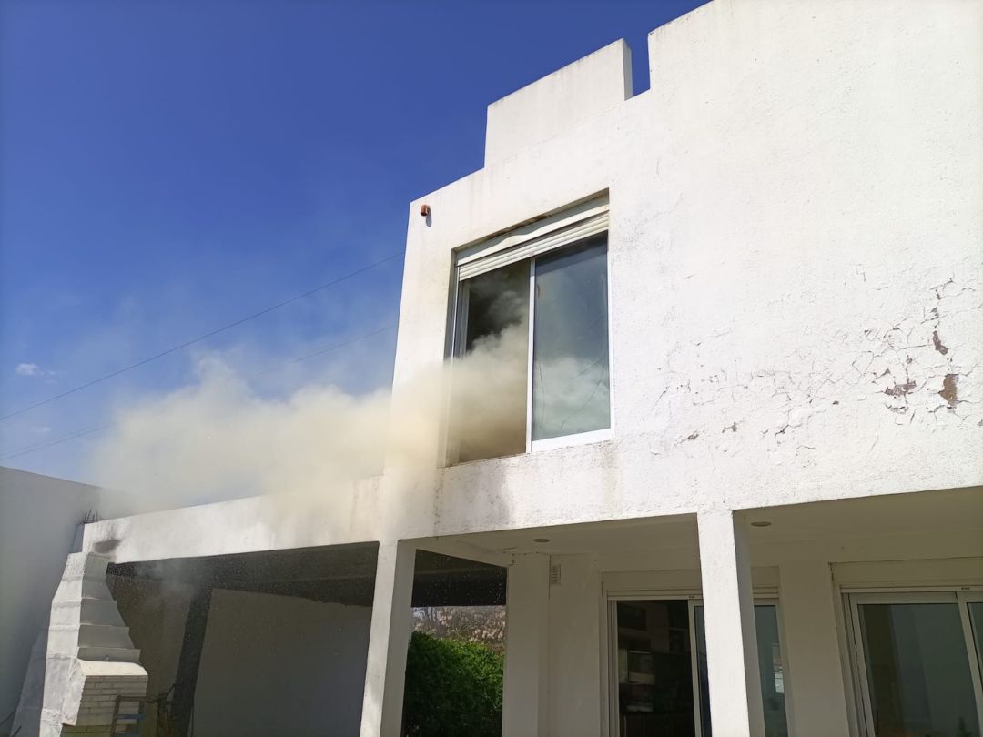 Una mujer sufrió heridas y quemaduras tras el incendio de su casa en Matheu al 3500