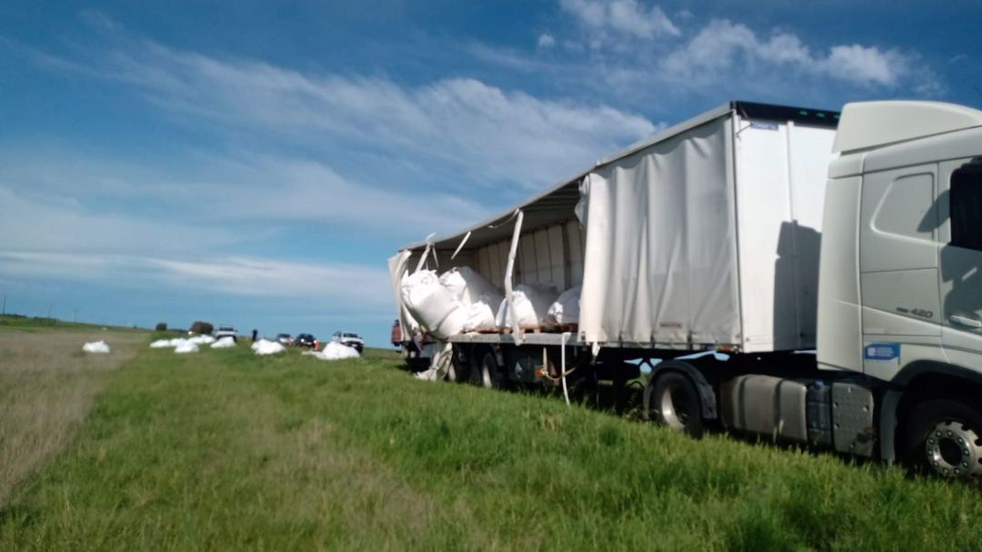 Desvían tránsito en Ruta 3 Norte por vuelco de sustancias peligrosas de un camión