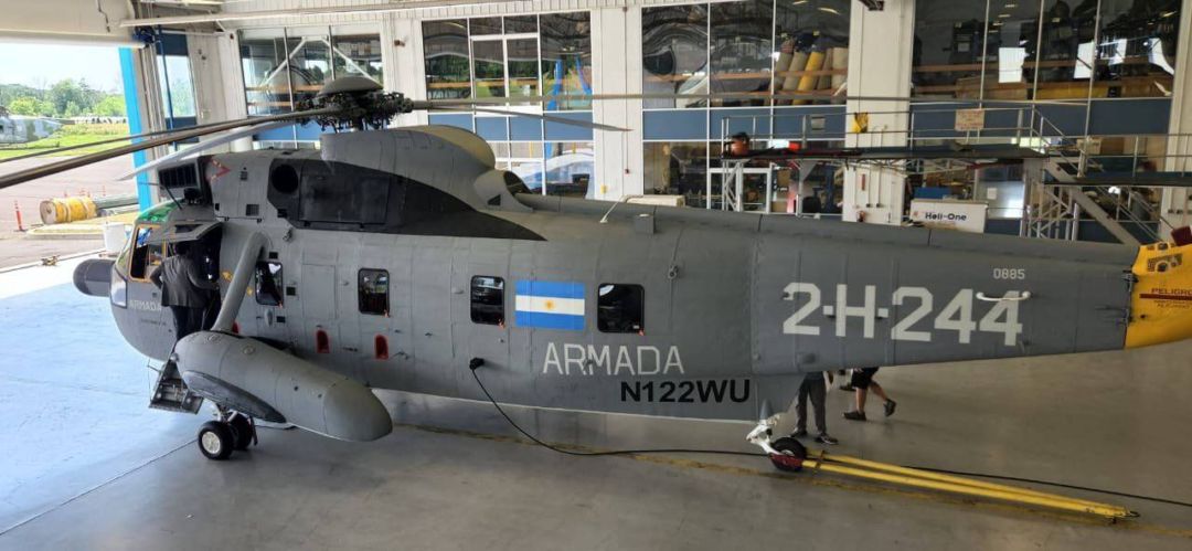 La Armada Argentina recibió dos helicópteros Sea King