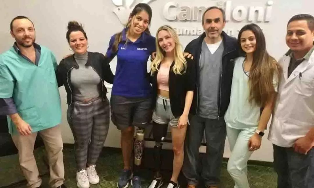 A siete meses del grave accidente en México, la bahiense Luz Arias ya usa la protesis y volvió a caminar