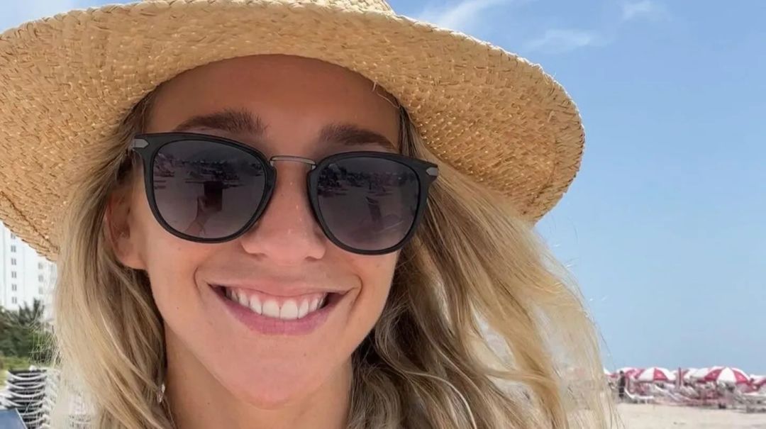 Soledad Fandiño eligió una microbikini naranja con detalles neón, el fetiche de la temporada