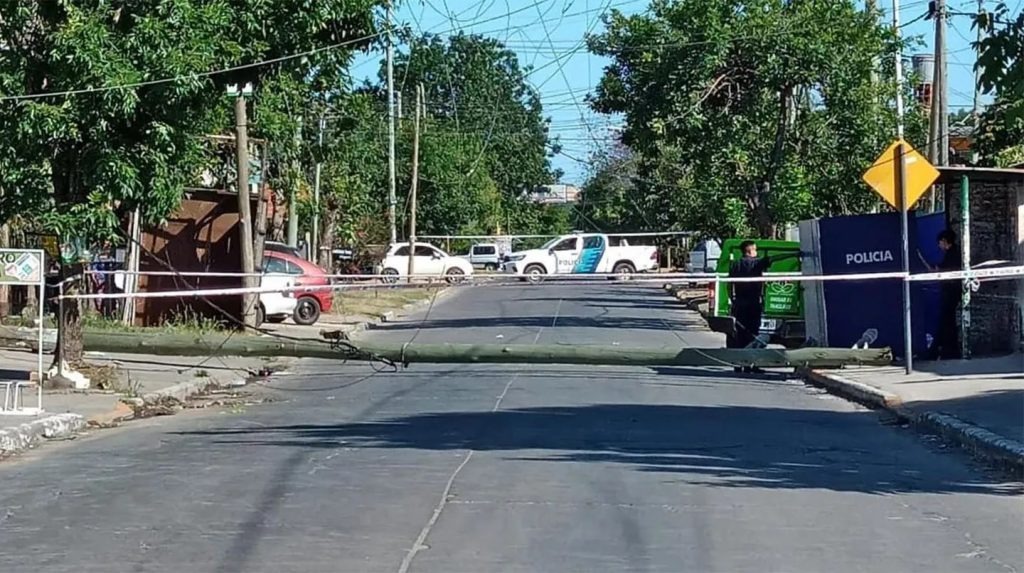 Monte Grande: una mujer murió aplastada por un poste de luz y un adolescente sufrió quemaduras en el cuerpo
