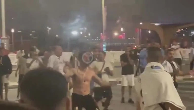 La batalla campal entre hinchas argentinos y mexicanos en Qatar: insultos contra Messi, trompadas y patadas