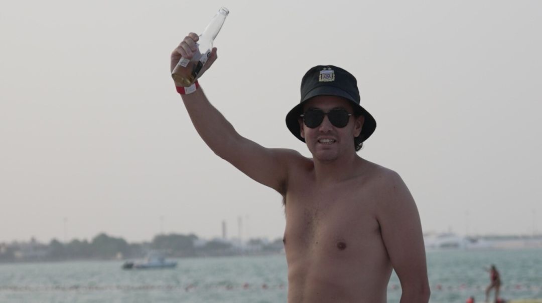La sorpresa de un argentino que pagó una fortuna por un día de playa en Qatar: “Valió la pena por la cerveza”