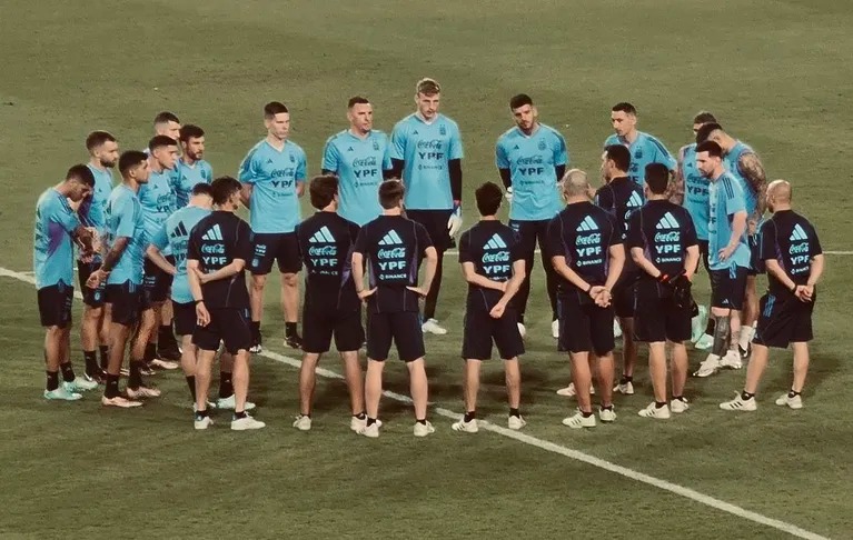 Tensión en la primera práctica de la Selección: tres hinchas irrumpieron para sacarse una foto con Messi
