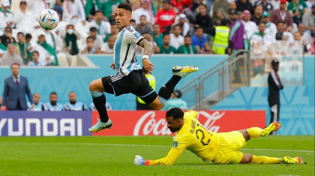 Una imagen sembró dudas en uno de los goles anulados a Lautaro Martínez y en las redes estalló la polémica